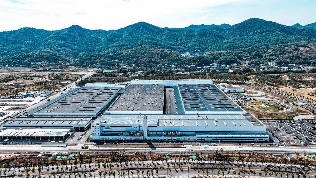 AITO問(wèn)界M7全國(guó)交付季啟動(dòng)，首批用戶(hù)喜迎智慧出行新伙伴